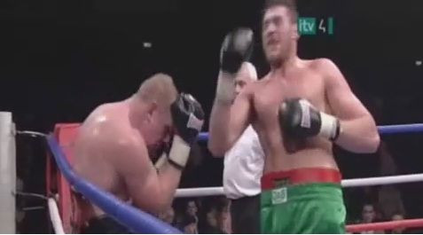 El e PROSTUL ANULUI! Primul boxer din lume care si-a dat KO de unul singur in ring! VIDEO