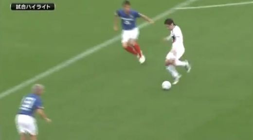 Lui Ronaldinho nu-i vine sa creada: se chinuie sa faca o faza ca asta de cand era MAGIC la Barcelona! Vezi o pasa FABULOASA