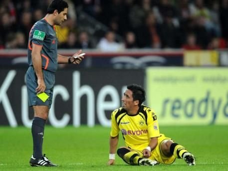 CUTREMURATOR! Meciul unui roman din Bundesliga, amanat dupa ce arbitrul a vrut sa se SINUCIDA: Si-a taiat venele_6