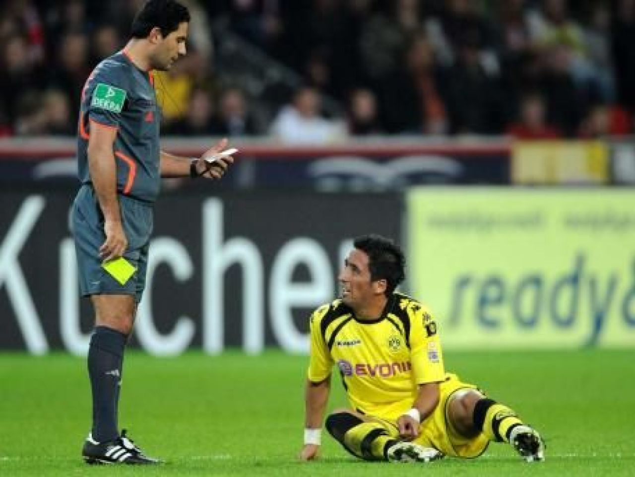 CUTREMURATOR! Meciul unui roman din Bundesliga, amanat dupa ce arbitrul a vrut sa se SINUCIDA: Si-a taiat venele_6