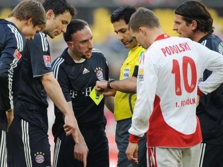CUTREMURATOR! Meciul unui roman din Bundesliga, amanat dupa ce arbitrul a vrut sa se SINUCIDA: Si-a taiat venele_7