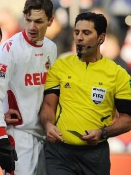 CUTREMURATOR! Meciul unui roman din Bundesliga, amanat dupa ce arbitrul a vrut sa se SINUCIDA: Si-a taiat venele_8