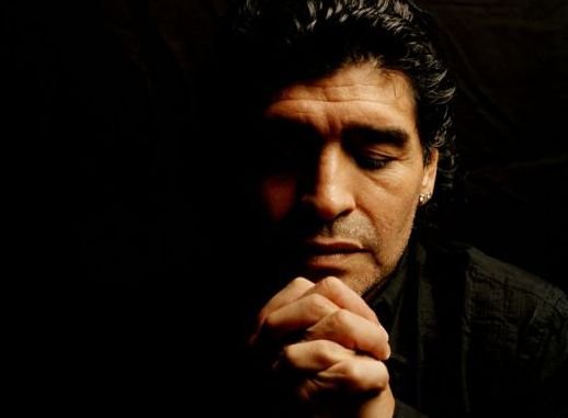 Tragedia care il face pe Maradona sa uite de milioanele seicilor: a aflat in avion ca mama sa a murit!
