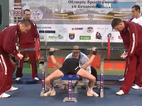 Un barbat matur nu are atat forta! O fetita de 12 ani a batut 4 recorduri mondiale la un mondialele de powerlifting!