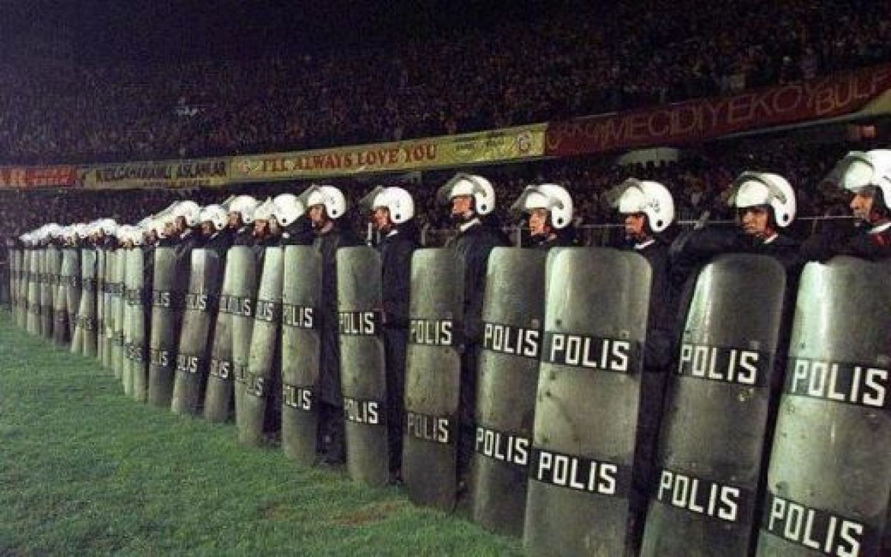 VIDEO / Aici e GROAZA! Aici e TEROAREA! Topul celor mai INTIMIDANTE stadioane din lume!_3