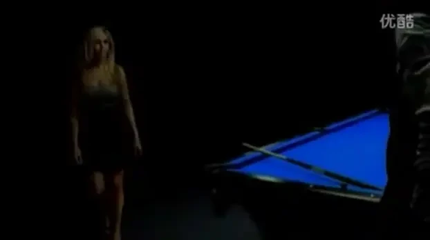 VIDEO GENIAL! S-a descoperit a 7-a gaura in biliard :)) Trick shot senzational cu o BLONDA SEXY pe masa