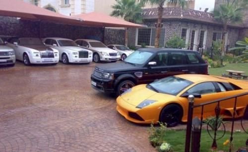FOTO FABULOS!!! Un student arab are SUPER masini de 12 mil. dolari in garaj! Nici la Top Gear nu vezi asa ceva!