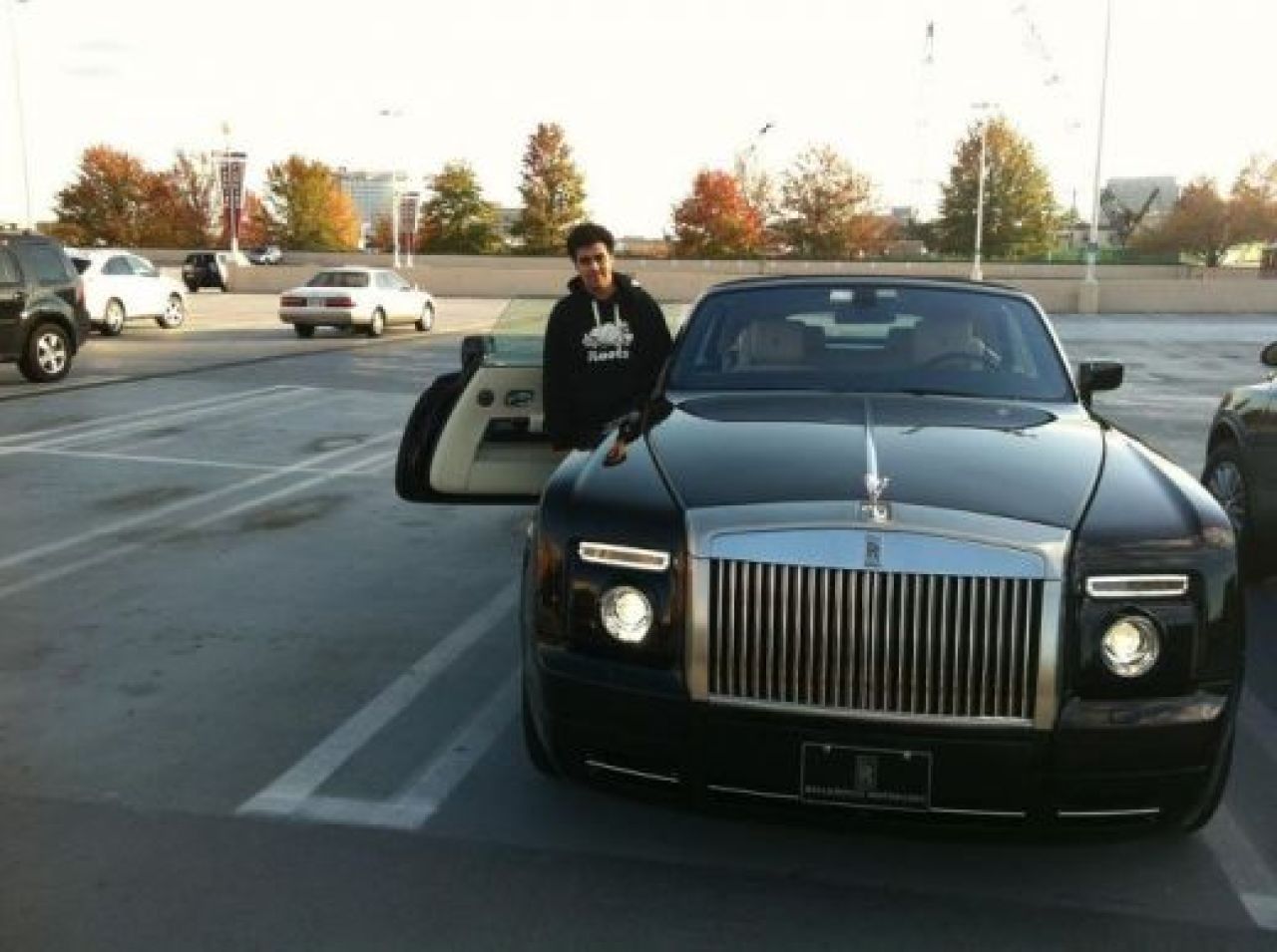 FOTO FABULOS!!! Un student arab are SUPER masini de 12 mil. dolari in garaj! Nici la Top Gear nu vezi asa ceva!_7
