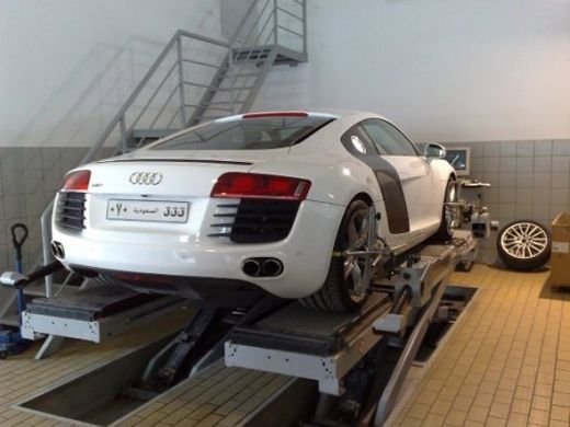 FOTO FABULOS!!! Un student arab are SUPER masini de 12 mil. dolari in garaj! Nici la Top Gear nu vezi asa ceva!_22