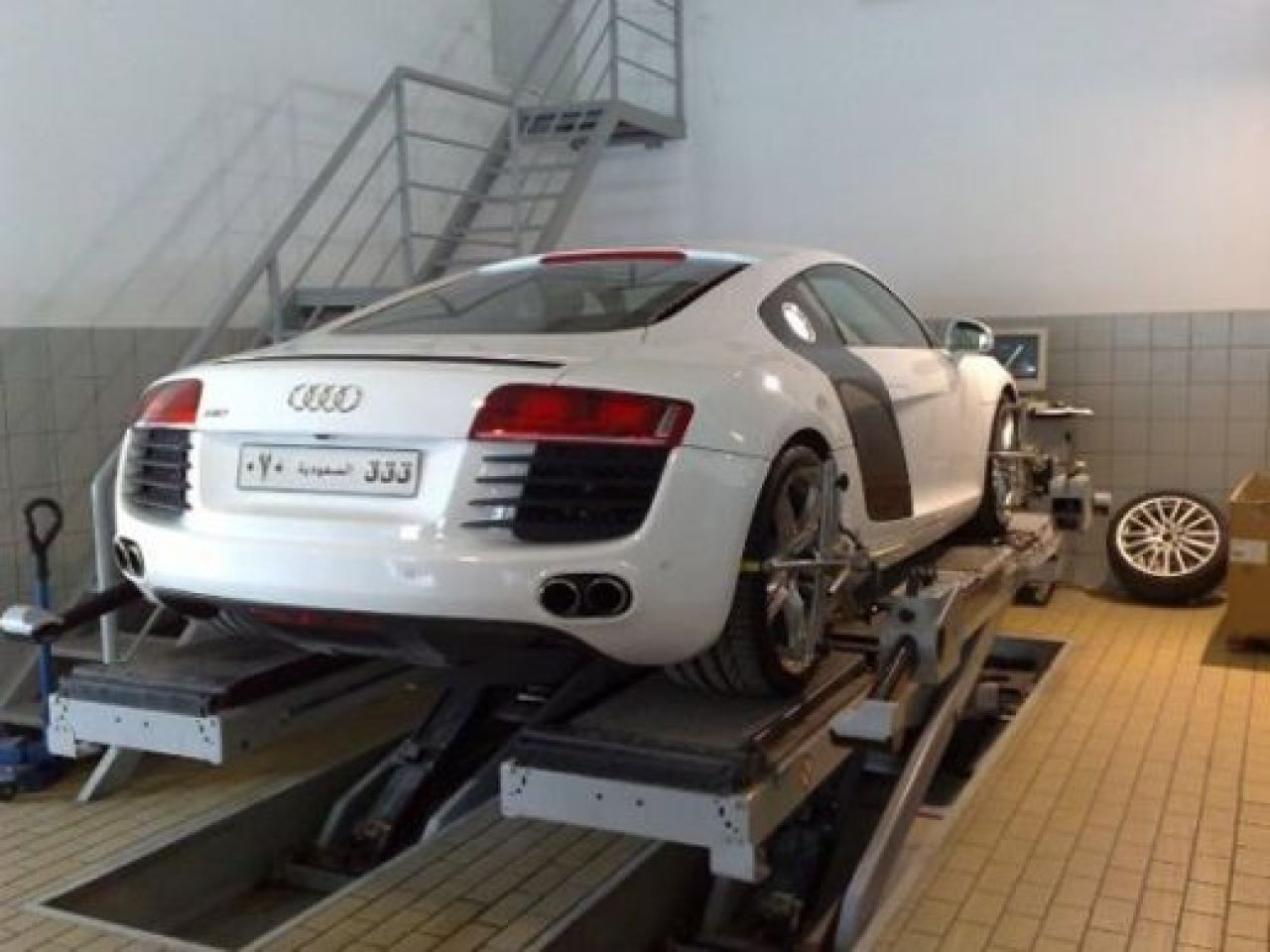 FOTO FABULOS!!! Un student arab are SUPER masini de 12 mil. dolari in garaj! Nici la Top Gear nu vezi asa ceva!_22
