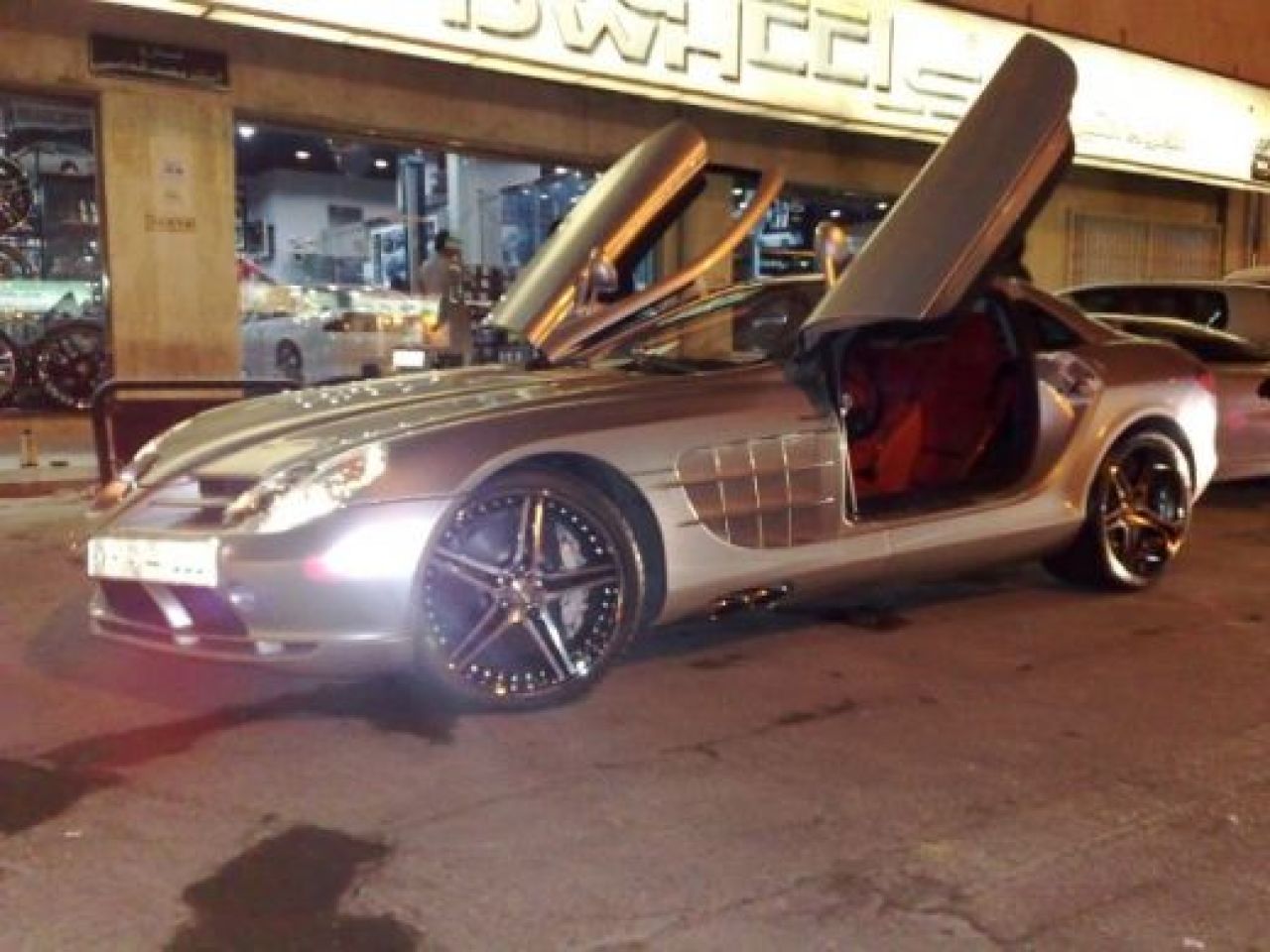 FOTO FABULOS!!! Un student arab are SUPER masini de 12 mil. dolari in garaj! Nici la Top Gear nu vezi asa ceva!_28