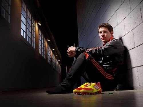 Argentinienii fac bani de pe urma extraterestrului lor! Turul Messi, de azi si in magazine :) Vezi cat te costa un tur pe urmele lui Messi: