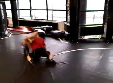 S-a nascut omul care zboara! Asta este cascadoria atat de dificila incat nici marele Jackie Chan nu stie sa o faca! VIDEO