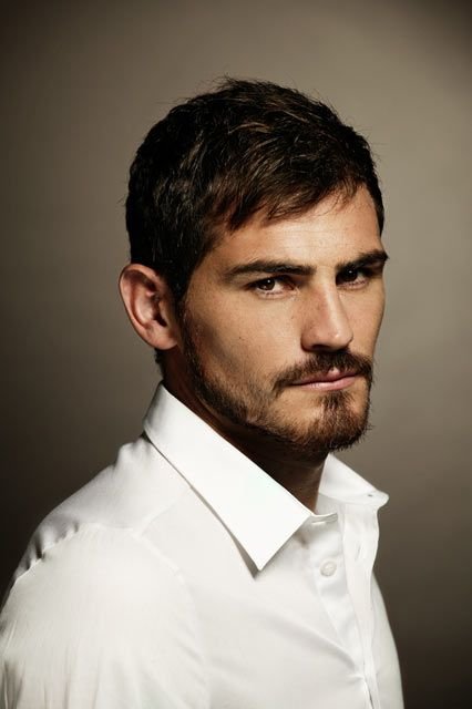 When Sara met Iker! Casillas si-a lasat barba pentru GQ si apoi a cunoscut-o pe Sara! Ii sperie oricum pe adversari si fara ea :)_5