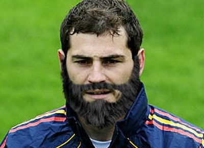 When Sara met Iker! Casillas si-a lasat barba pentru GQ si apoi a cunoscut-o pe Sara! Ii sperie oricum pe adversari si fara ea :)_6