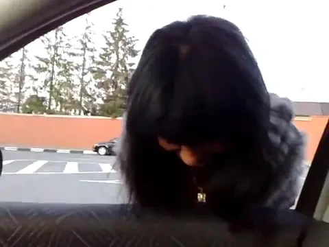 SUPER VIDEO! Cea mai tare faza de pe net! Ce se intampla cand o fata SEXY se intalneste cu cel mai puternic BASS al unei masini! :))