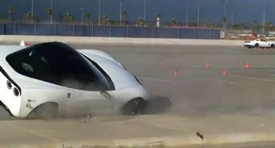 VIDEO: Auuu, prostia&nbsp;doare ! Si-a facut praf masina dupa ce s-a spart in figuri&nbsp;chiar la un curs de evitat accidente&nbsp;&nbsp;!
