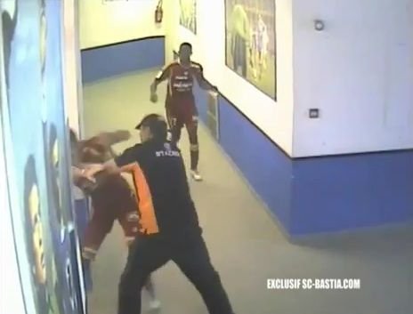 VIDEO: Nici Martinovici nu il potolea p-asta! A batut un director de la Bastia si-a fost suspendat 5 luni: