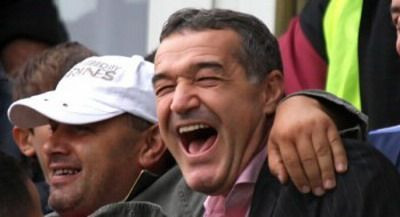 O aroganta mai mare decat telefonul cu Miau, miau, miau! Gigi l-a sunat pe Sumudica dupa meci: Baaaai, lampa mica... :))