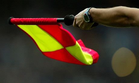 Si-a taiat venele in vestiar chiar inainte sa inceapa meciul! Arbitrul care a vrut sa se sinucida a fost gasit cu poza fetitei sale in mana: