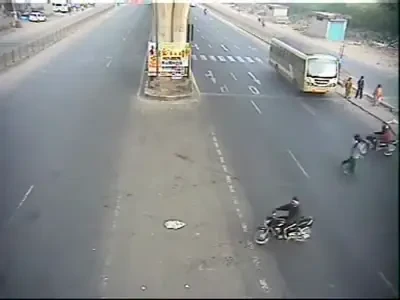 MINUNEA din India! Un NEBUN la volan loveste un motociclist si fuge de la fata locului, victima dribleaza moartea! VIDEO INCREDIBIL