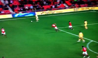 VIDEO! Faza zilei in fotbal! Un pusti de la Man United a fost faultat de o ... FANTOMA! Nu o data, ci de 2 ori in 5 secunde! Vezi momentul ILAR