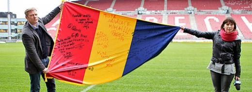 VIDEO EMOTIONANT! Nesu, vizitat de stelisti inainte de Schalke - Steaua! Vezi cadoul pentru el de Ziua Romaniei_6