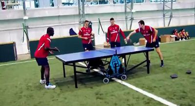Uite cat de TARE e la tenis de masa un jucator de la Arsenal! Isi BATE colegii si LEGAT la ochi! VIDEO SENZATIONAL