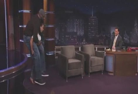 VIDEO FABULOS cu monstrul Shaquille O Neal si iubita sa PITICA! L-a carat in spate in direct la TV pe tocuri! N-o sa-ti vina sa crezi