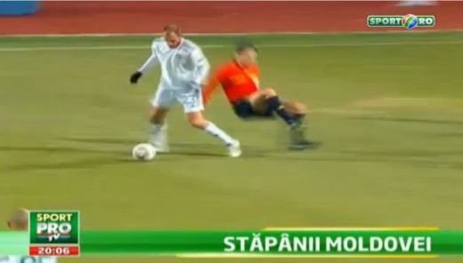 VIDEO Imaginea serii in Europa League! Pavlovici a dat de PAMANT cu arbitrul meciului cu Lazio!