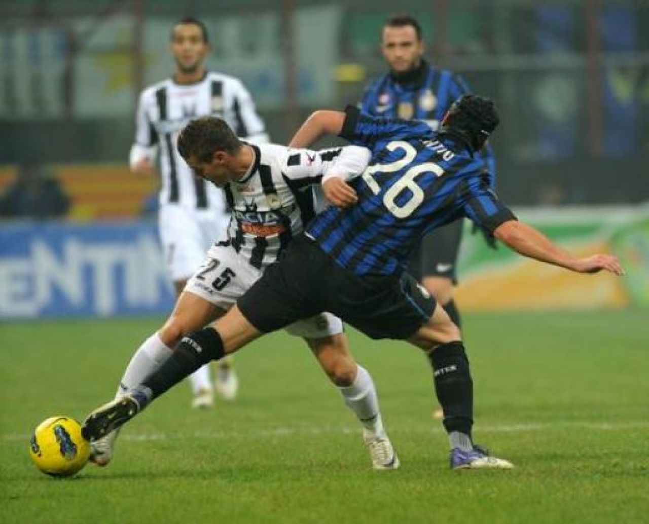VIDEO Torje l-a DISPERAT pe Chivu! Piticul, la un pas sa si-o fure de la fostul lider al nationalei! Ce a declarat Torje dupa derby-ul cu Inter!_3