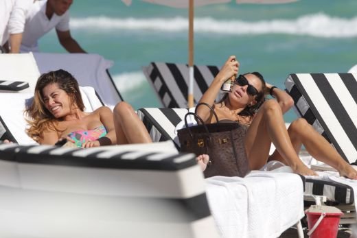 FOTO| Intrebarea zilei: cine este fotbalistul care si-a facut de cap cu aceste doua super modele pe o plaja din Miami?