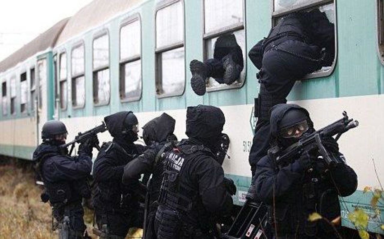 FOTO: Imaginile care i-au speriat chiar si pe huliganii din Polonia! Scene ca la razboi pentru securitatea de la Euro 2012!_1
