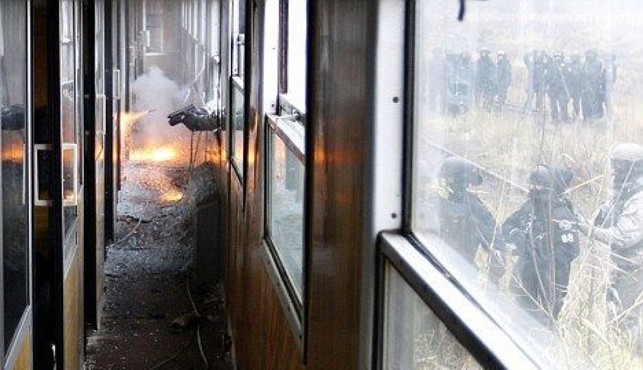 FOTO: Imaginile care i-au speriat chiar si pe huliganii din Polonia! Scene ca la razboi pentru securitatea de la Euro 2012!_2