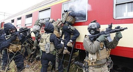 FOTO: Imaginile care i-au speriat chiar si pe huliganii din Polonia! Scene ca la razboi pentru securitatea de la Euro 2012!_3