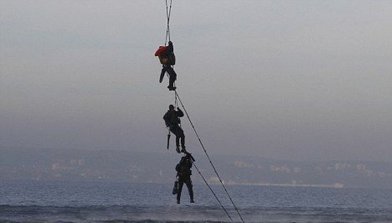 FOTO: Imaginile care i-au speriat chiar si pe huliganii din Polonia! Scene ca la razboi pentru securitatea de la Euro 2012!_4