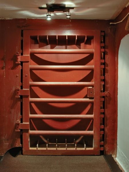 FOTO: Locul perfect in care sa te refugiezi daca planeta se scufunda! Casa in care te poti bucura de SFARSITUL LUMII!_10