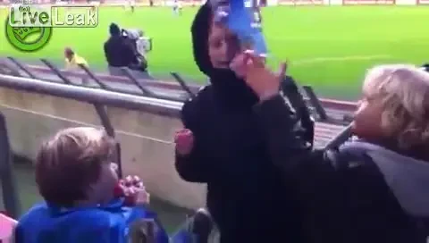 O mama si trei copii trec prin clipe de GROAZA la Utrecht - Twente: Huliganii care l-au uitat pe Nesu!