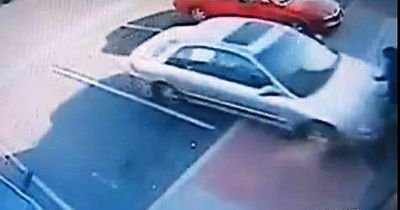 VIDEO: Au comandat clatite la pachet si s-au trezit pe capota masinii !