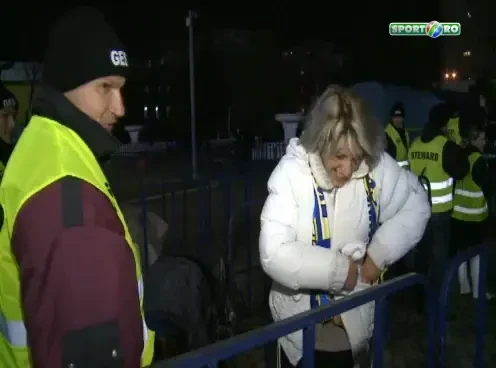 Stewarzii au DESCALTAT 700 de oameni! Cum au fost controlati fanii Petrolului la intarea pe stadionul Dinamo!