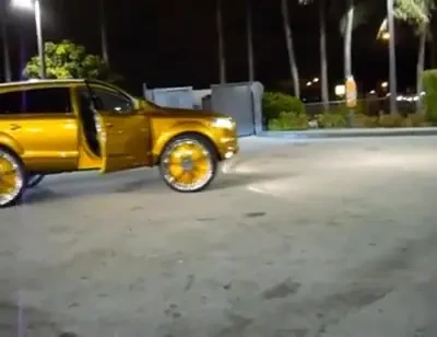Tuningul costa mai mult decat masina: Audi Q7 placat cu AUR! Pierzi 100 de dolari pentru o singura zgarietura :)