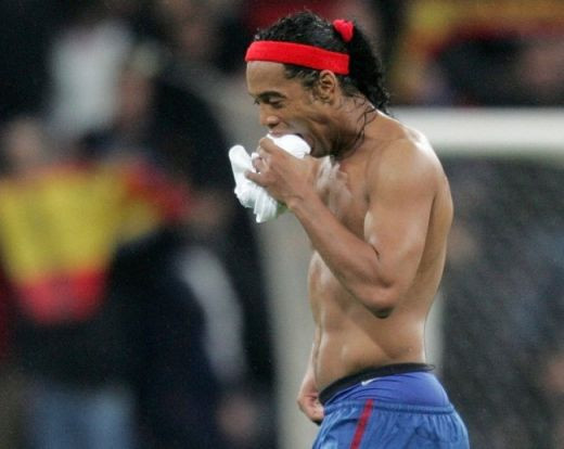 8 imagini din El Clasico pe care nu ai voie sa nu le stii: Ronaldinho MUSCA din tricoul Realului in 2008_2