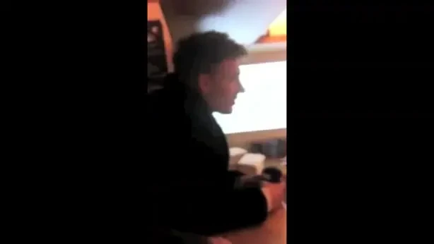 VIDEO INCREDIBIL! El e Balotelli 2! Un jucatoral lui Arsenal s-a facut de ras! A vrut sa manance pizza gratis! Apoi a implorat lumea din restaurant sa faca cheta!