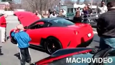 Masina care te face sa plangi! Cum reactioneaza un copil cand aude motorul turat al unui Ferrari 599 GTB Fiorano