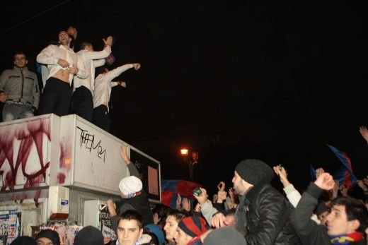VIDEO 3000 de fani la Universitate! Steaua a deschis sampania! Vezi IMAGINI unice cu fotbalistii Stelei sarbatorind cea mai mare performanta din cariera lor:_3