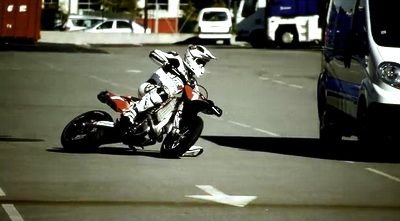 VIDEO: 9 minute criminale pe 2 roti ! Campionul Frantei la Supermoto face niste lucruri incredibile cu motorul !