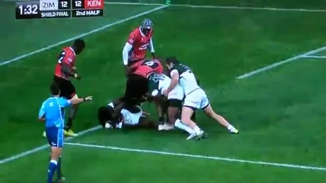 Cel mai prost rugbyst a facut un stadion intreg sa rada de el! Vezi cum s-a facut de ras! SUPER VIDEO