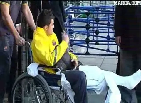 VIDEO: Primele imagini cu David Villa in scaun cu rotile dupa accidentarea horror la tibie! Vezi cand va fi operat