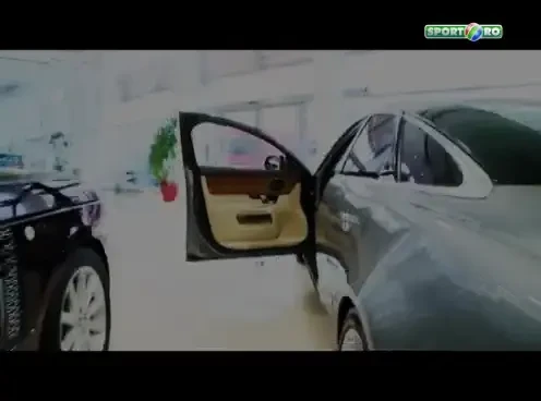 Primarul Mazare testeaza limuzina Jaguar cu doua fete pe bancheta din spate! VIDEO!