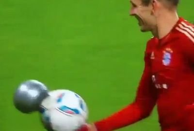 VIDEO INCREDIBIL! Momentul in care un stadion a izbucnit in ras! Van Buyten a trimis o BOMBA si a spart mingea! Vezi momentul demential: